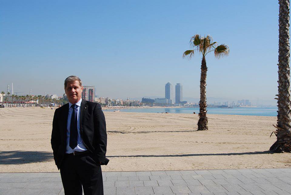 Alberto Fernández Díaz en la playa de Barcelona